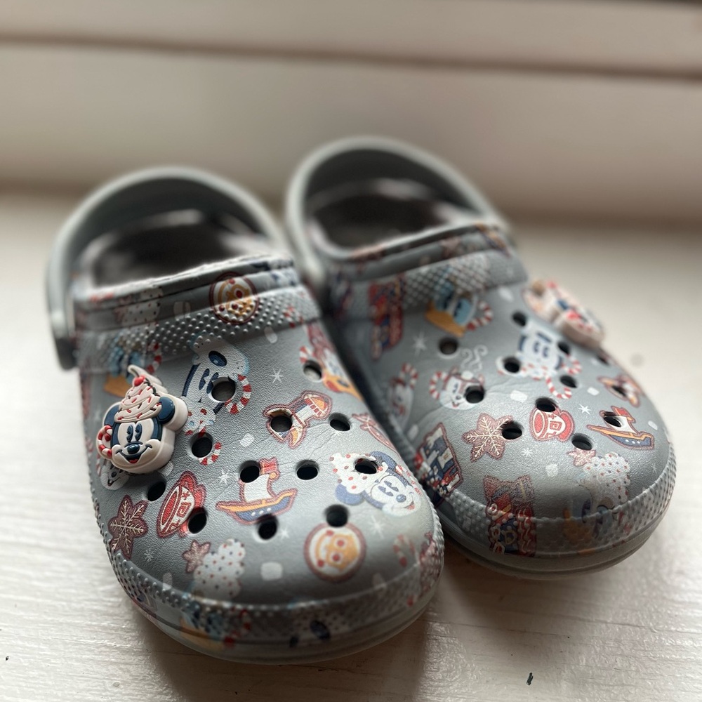 CROCS DISNEY PARKS CHRISTMAS 2021 MENS 4 WOMENS 6- Gray